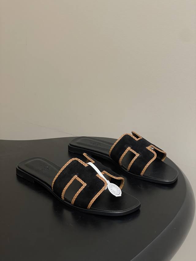 顶级品质 配高档飞机盒 丝巾 DDD Hermes 爱马仕 Oran凉鞋编织麂皮系列 2026H家最新版面 经典H编织绒面H鞋面凉拖鞋 DDD 编织麂皮山羊皮凉