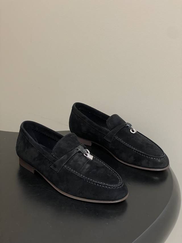 男20 DDD Loro Piana 诺悠翩雅 Lp 26Ss早春新款乐福鞋Summer Charms Walk 莫卡辛鞋五金吊坠乐福鞋锁扣麂皮绒面单鞋真皮大底