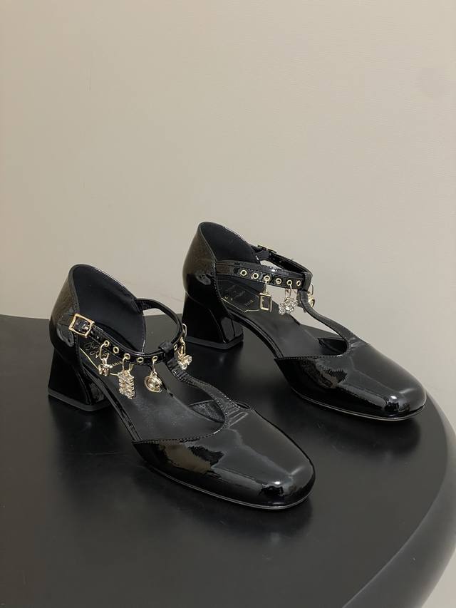 DDD 26Ss春夏新款Roger Vivier Rv Tresvivier玛丽珍鞋高跟T字带水钻金属扣吊坠中空凉鞋粗跟单鞋 DDD Tres Vivier系列