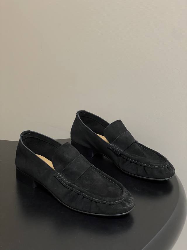 DDD The Row 26Fw春夏新款 Tr复古麂皮绒面乐福鞋褶皱反绒皮老钱风小皮鞋单鞋 DDD 这双乐福鞋简直是极简美学的典范！方头设计利落大气 又修饰脚型