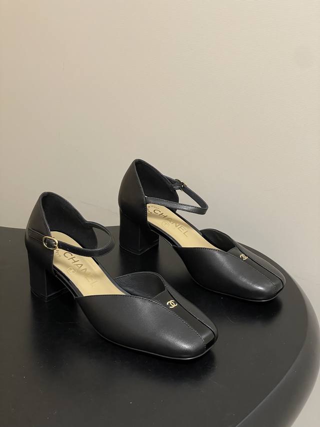 DDD 26Ss春夏新款Chanel小香 经典双C扣粗跟中空玛丽珍单鞋小矮跟拼色搭扣凉鞋 DDD 本季最仙玛丽珍大爆款，每一期玛丽珍都被抢光，今年衣橱的Top肯