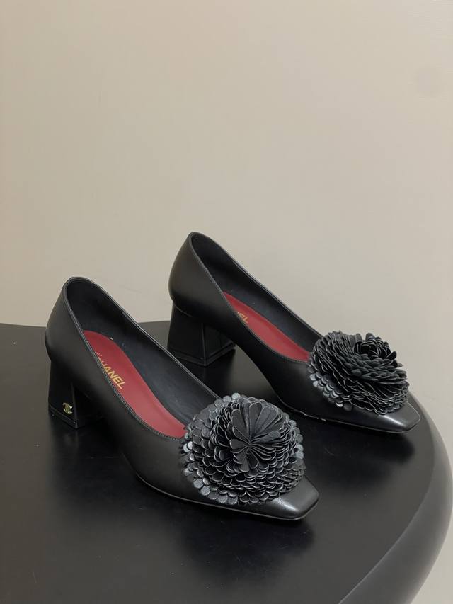 DDD Chanel 小香26X春夏新款 真皮山茶花装饰后绊带平底凉鞋玛丽珍鞋芭蕾舞单鞋粗跟单鞋 DDD 采用后绊带高跟鞋款式，方头鞋型设计，线条简约利落；后绊