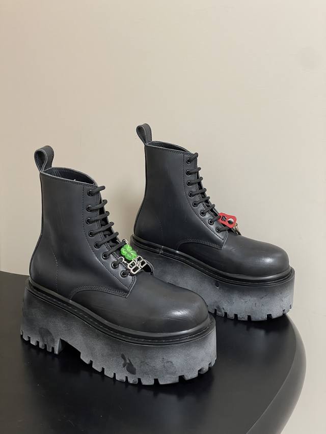 DDD 25S秋冬新款 Balenciaga巴黎世家Strike女士厚底短靴 做旧系带松糕底马丁靴 DDD 雾化做旧效果短靴 鞋跟后饰以Bb标识压纹 鞋面做旧抛