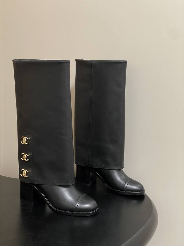 DDD 秋冬新款Chanel 25A小香 双C纽扣翻口靴系列短靴 长靴 走秀款圆头粗跟裤筒靴长靴骑士靴直筒靴 DDD 非常爆真的是很耐看越看越喜欢！这款裤管靴真