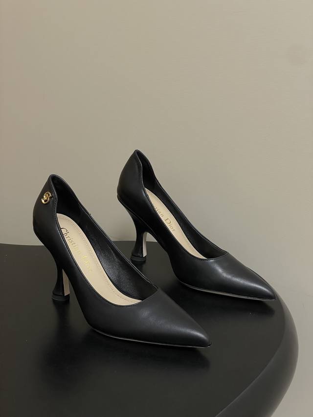 DDD 26Ss春夏新款Dior迪奥最新走秀款Cd字母五金扣鳄鱼纹皮面尖头高跟鞋复古风高跟单鞋 DDD Dior 2026春夏系列高跟鞋，由Jonathan A