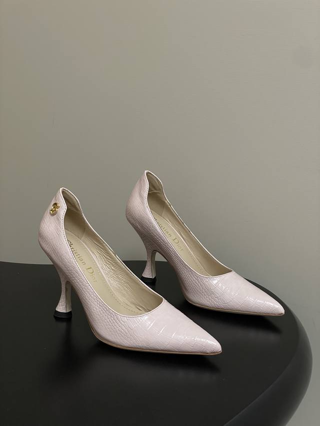 DDD 26Ss春夏新款Dior迪奥最新走秀款Cd字母五金扣鳄鱼纹皮面尖头高跟鞋复古风高跟单鞋 DDD Dior 2026春夏系列高跟鞋，由Jonathan A