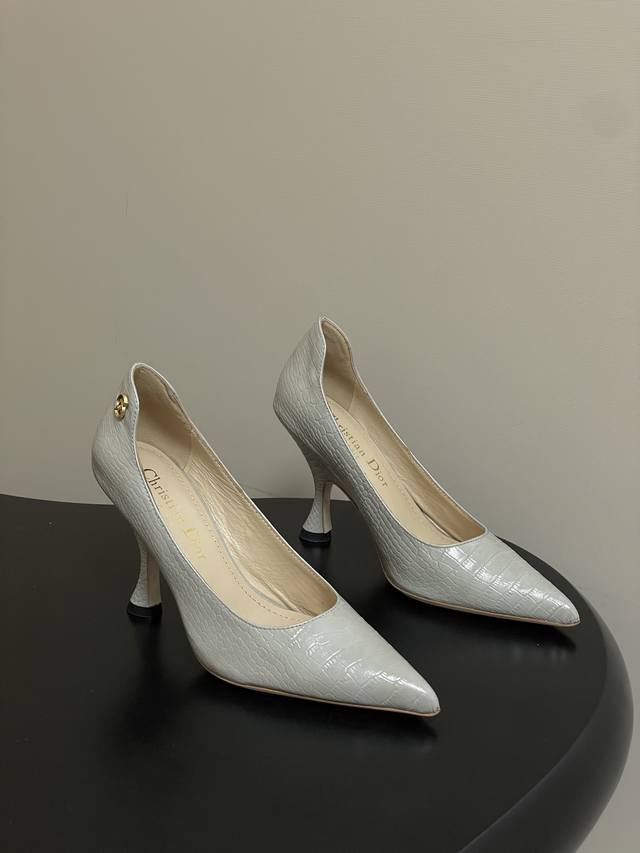 DDD 26Ss春夏新款Dior迪奥最新走秀款Cd字母五金扣鳄鱼纹皮面尖头高跟鞋复古风高跟单鞋 DDD Dior 2026春夏系列高跟鞋，由Jonathan A