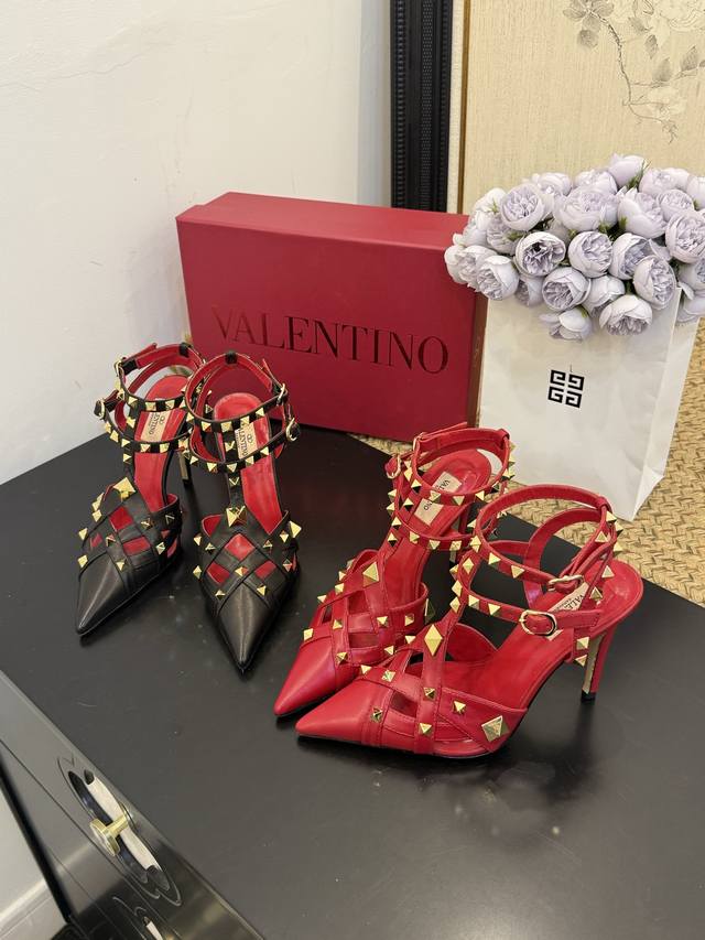 Valent*No 尖头中跟铆钉单鞋。名媛气质女人味十足，怎么搭配都好看。鞋面牛皮，羊皮内里及垫。真皮大底。跟高6.5Cm 9.5Cm DDD 码数：35-41