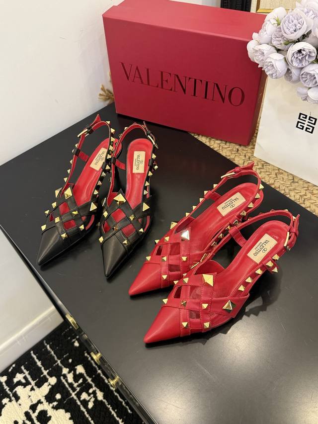 Valent*No 尖头中跟铆钉单鞋。名媛气质女人味十足，怎么搭配都好看。鞋面牛皮，羊皮内里及垫。真皮大底。跟高6.5Cm 9.5Cm DDD 码数：35-41