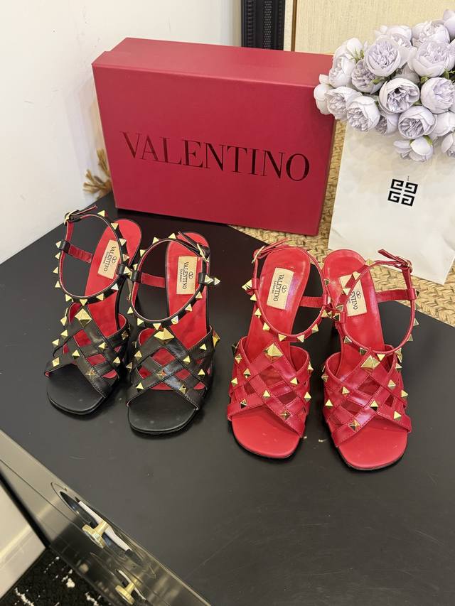 Valent*No 尖头中跟铆钉单鞋。名媛气质女人味十足，怎么搭配都好看。鞋面牛皮，羊皮内里及垫。真皮大底。跟高6.5Cm 9.5Cm DDD 码数：35-41