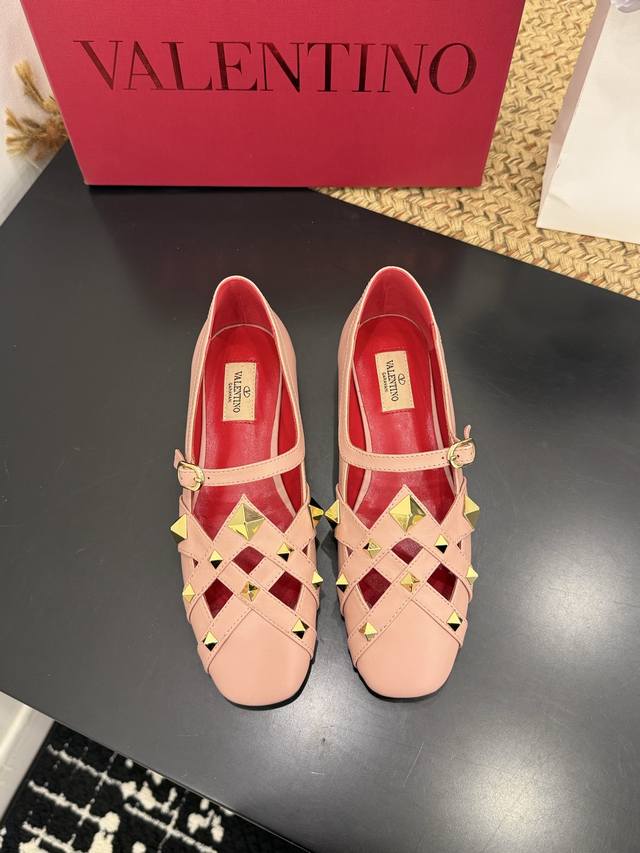 Valent*No 圆头平底铆钉单鞋。名媛气质女人味十足，怎么搭配都好看。鞋面牛皮，羊皮内里及垫。真皮大底。 DDD 码数：35-41 40、41定制不退换 D