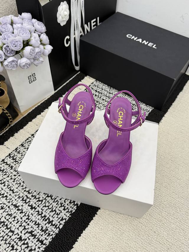 现货发售 DDD *26 DDD 专柜 正品级 版本！！ DDD 官方目录： DDD 码数：35、36、37、38、39 34 40 41 需要定做跟客服 沟通