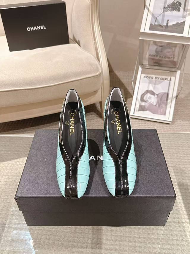 20262003-1 DDD 精致细高跟原版开模皮料 DDD 面；进口石头纹小牛油 DDD 内里；丝绸羊皮 DDD 垫脚；丝绸羊皮 DDD 大底；意大利真皮 D