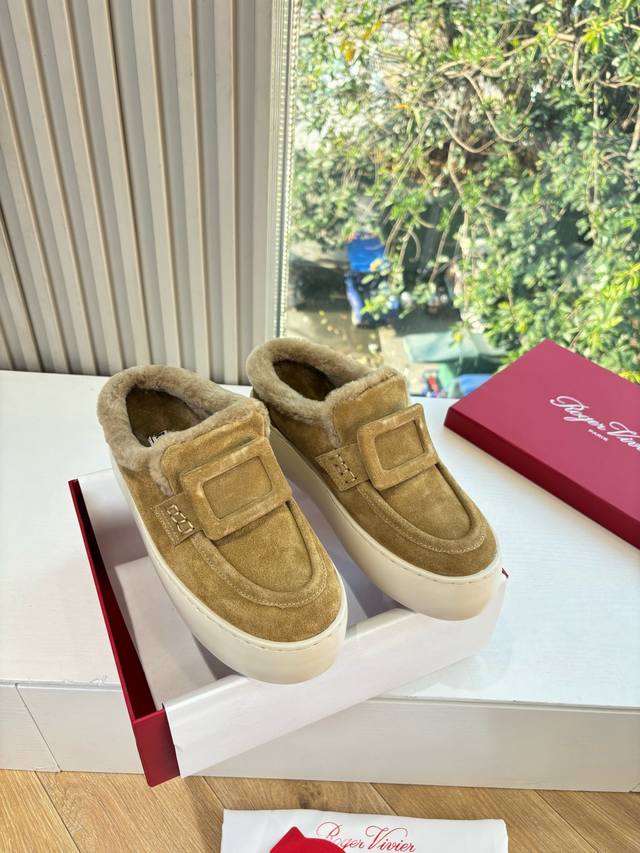 G741所见即所得Roger Vivier Rv25Ss新品雪地靴对是你鞋柜中不可缺少的时髦担当融合了复古与现代的元素鞋面上那璀璨的水钻 宛如夜空中的繁星 DD