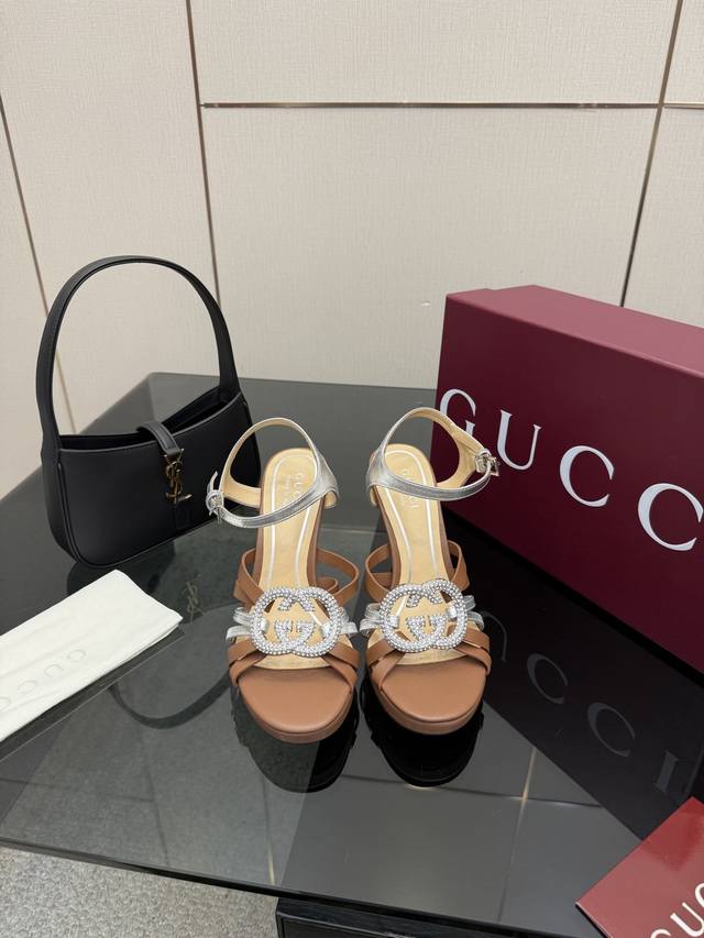 厂价 DDD Gucc*25S春夏新品 DDD 双G水钻凉鞋 DDD 面料采用小牛皮 DDD 内里踮脚均为羊皮 DDD 意大利进口牛皮大底 DDD 跟高：10.