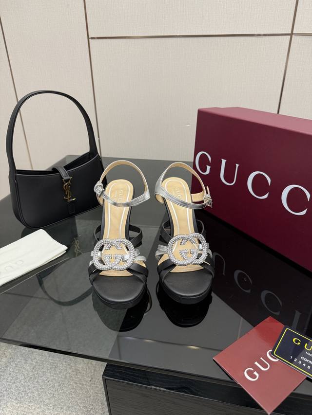 厂价 DDD Gucc*25S春夏新品 DDD 双G水钻凉鞋 DDD 面料采用小牛皮 DDD 内里踮脚均为羊皮 DDD 意大利进口牛皮大底 DDD 跟高：10.