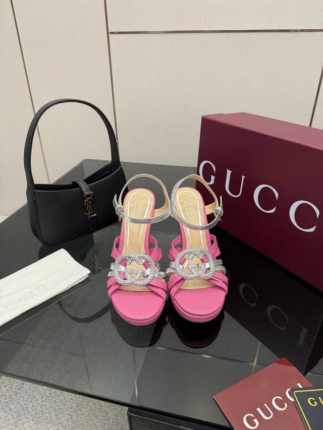 厂价 DDD Gucc*25S春夏新品 DDD 双G水钻凉鞋 DDD 面料采用小牛皮 DDD 内里踮脚均为羊皮 DDD 意大利进口牛皮大底 DDD 跟高：10.