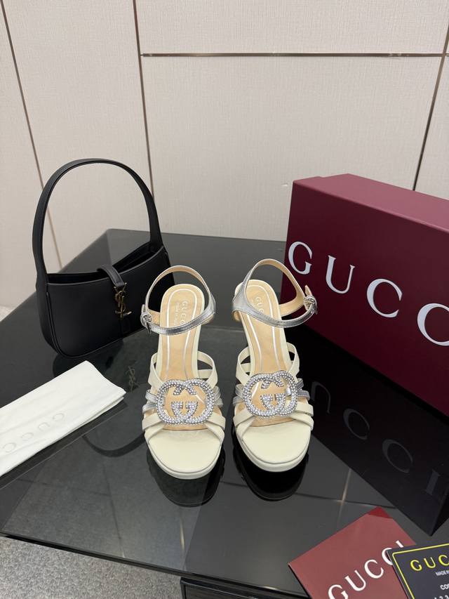 厂价 DDD Gucc*25S春夏新品 DDD 双G水钻凉鞋 DDD 面料采用小牛皮 DDD 内里踮脚均为羊皮 DDD 意大利进口牛皮大底 DDD 跟高：10.