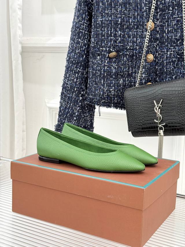 厂价 DDD Loro Piana Lp 经典复古绝美 DDD 女巫平底鞋 DDD 极简主义风格 复古又级！ DDD 简约又大气 属于非常耐看的款式！ DDD