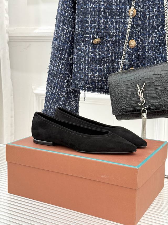 厂价 DDD Loro Piana Lp 经典复古绝美 DDD 女巫平底鞋 DDD 极简主义风格 复古又级！ DDD 简约又大气 属于非常耐看的款式！ DDD