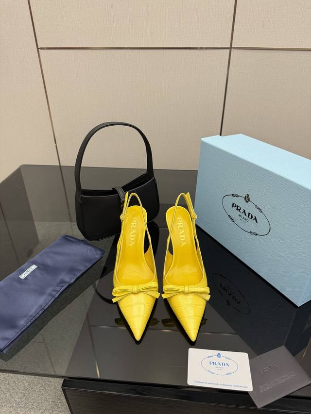 厂价 DDD Prada 普拉达 经典春夏 DDD 凉鞋单鞋系列 DDD 简单的设计大概就是它最让人喜欢的点 DDD 不是烂大街的那种 很有自己的品牌个性 DD