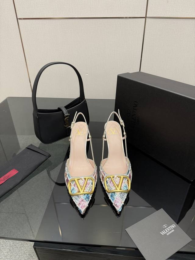 Valentino 凉鞋高跟 绝美的质感 非常好搭配，任何季节可穿 DDD 华伦天奴此系列演绎全新时尚魅力 延续超高跟设计，深得海外知名博主青睐 千万粉丝博主倾