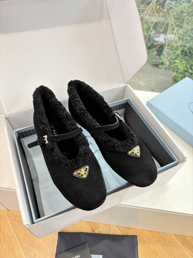 对版飞机盒G887Prada普拉达2025最新玛丽珍乐福鞋单鞋复古时髦鞋面，让整双鞋轻便舒适 鲜艳色彩 满足不同风格时髦人士的多种选择！标志性金属三角标夹脚拖鞋