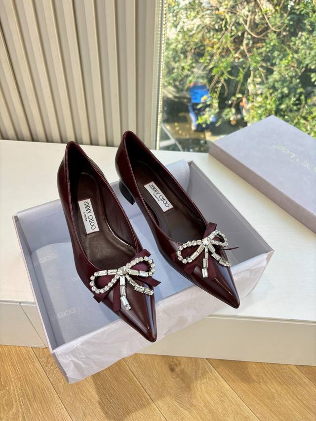 G987所见即所得Jimmycho*吉米周25S早春爆品 顶版 尖头水钻中空高跟鞋 DDD 这也太仙了叭，像艺术品一样美到窒息的很生动形象，很温柔很仙女，仿佛能