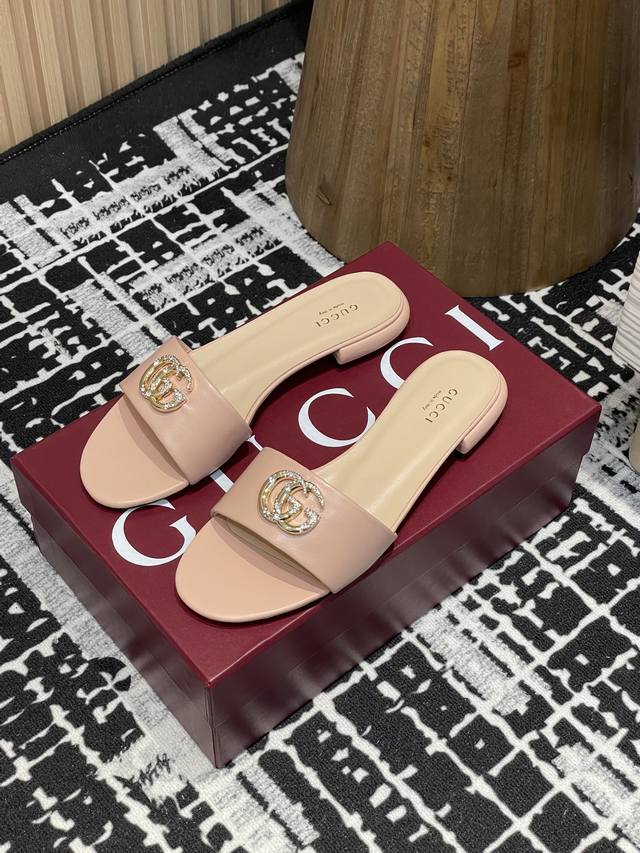 DDD 25Ss春夏新款Gucc*镶钻双G扣平底凉拖鞋 露趾拖鞋 DDD 这款露趾凉拖鞋采用皮革制作，巧妙运用方形圆头和粗跟等设计元素演绎时尚复古风范。典藏的双