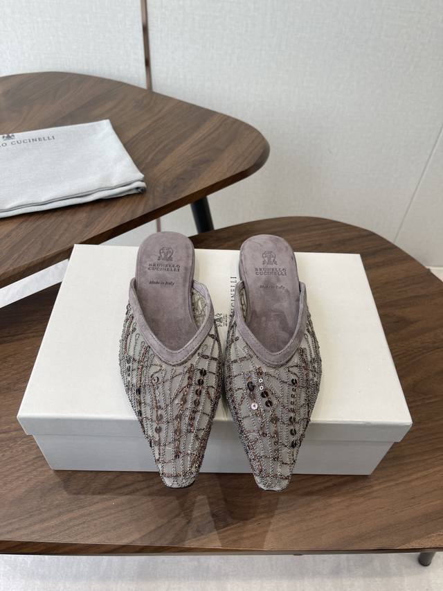 Brunello Cucinelli 26Ss女士镶珠装饰休闲穆勒拖鞋凉鞋 Bc新款新品女士条纹麂皮穆勒拖鞋：羊皮垫．装饰镶珠运动鞋 款号： DDD 鞋面：一比