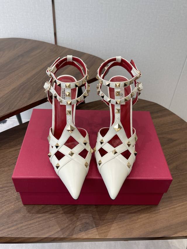 Valentino 26Ss 春夏新款 尖头 柳丁 凉鞋 后空单鞋 DDD 手工调楦让鞋型线条特别流畅，穿上就显高级。鞋面上标志性的铆钉设计超有辨识度， 一看就