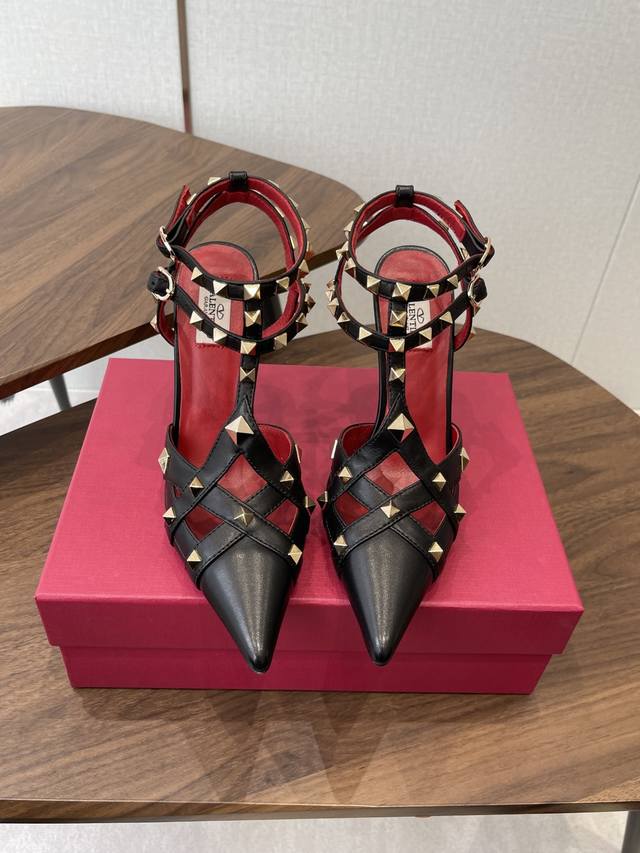 Valentino 26Ss 春夏新款 尖头 柳丁 凉鞋 后空单鞋 DDD 手工调楦让鞋型线条特别流畅，穿上就显高级。鞋面上标志性的铆钉设计超有辨识度， 一看就