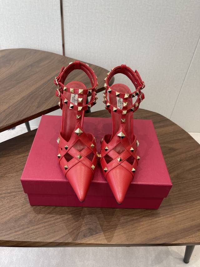 Valentino 26Ss 春夏新款 尖头 柳丁 凉鞋 后空单鞋 DDD 手工调楦让鞋型线条特别流畅，穿上就显高级。鞋面上标志性的铆钉设计超有辨识度， 一看就