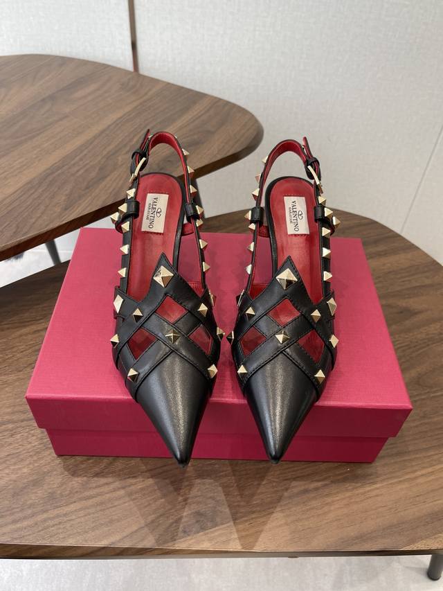 Valentino 26Ss 春夏新款 尖头 柳丁 凉鞋 后空单鞋 DDD 手工调楦让鞋型线条特别流畅，穿上就显高级。鞋面上标志性的铆钉设计超有辨识度， 一看就