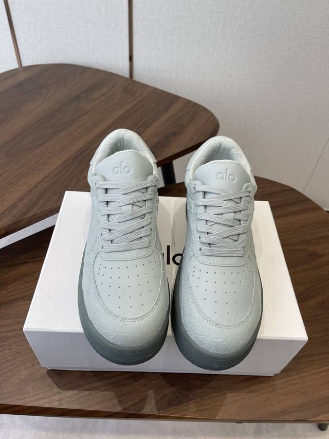 Alo26Ss早春新品透气低帮厚底运动鞋板鞋 DDD 采用低帮板鞋经典版型，鞋头为透气冲孔设计，鞋底是半透明橡胶大底，兼具运动休闲感与时尚细节；黑白熊猫款、浅灰