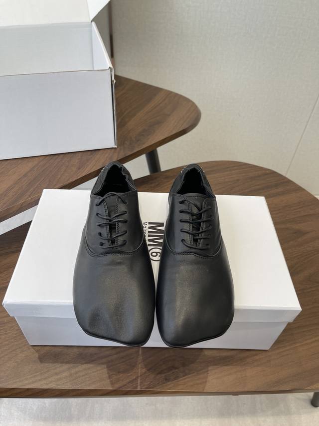Maison Margiela26Ss早春新品方头系带平底鞋休闲鞋 DDD 融合芭蕾鞋的柔软廓形与牛津鞋的系带结构，鞋头为标志性的方头设计，线条简约且具雕塑感，