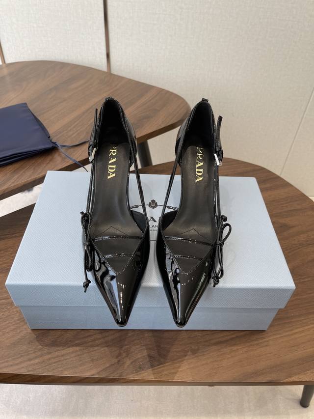 Prada26Ss春夏新款尖头蝴蝶结高跟凉鞋 单鞋 DDD 采用尖头和细高跟经典组合，搭配脚踝细带扣设计，鞋头处饰有简约蝴蝶结，兼具优雅感与女性化细节；露跟款式