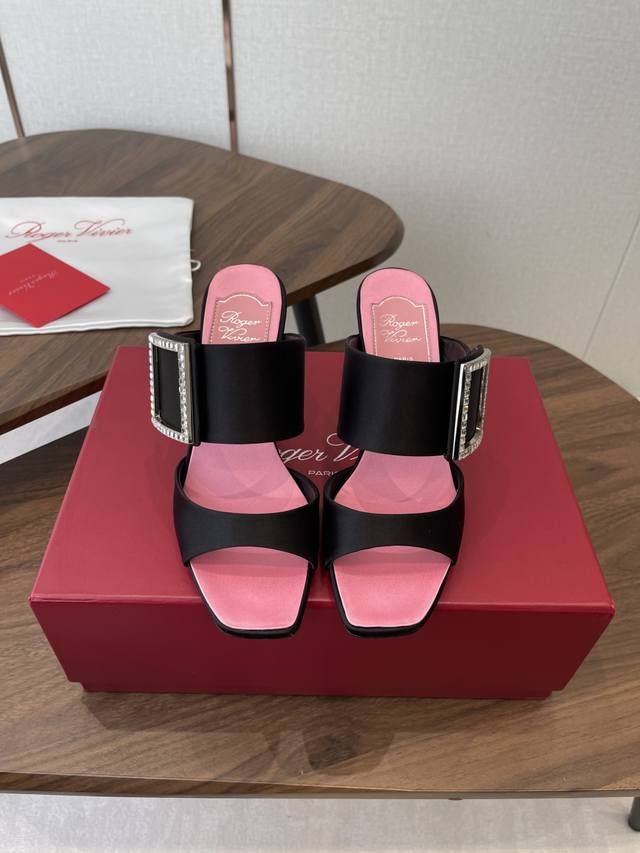 Roger Vivier 26Ss春夏新款 细跟跟 方头 拖鞋 DDD 一眼爱上无法自拔气质凉鞋 简直是百搭黑科技 好穿墙推！ DDD 非常包脚，显腿长修饰脚型