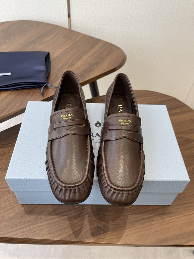 Prada 普拉达25Ss 秋冬季新款 新款一脚蹬乐福鞋 DDD 真的是经典顶奢潮流风范，演绎都市精英 设计彰显功能性与科技感新颖压花橡胶三角形徽标 DDD 展