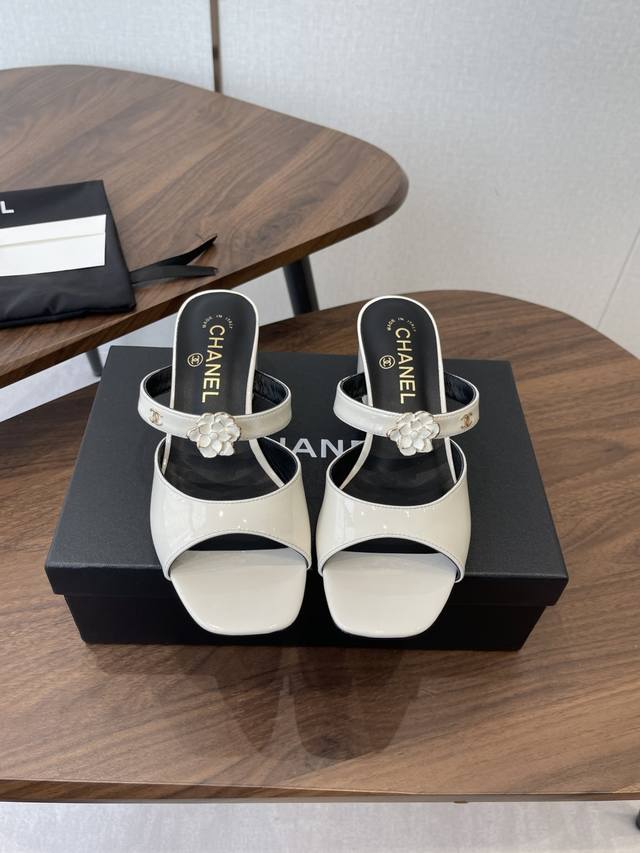Chanel 小香 26Ss春夏最新走秀时装 山茶花 装饰 顶级品质！拖鞋 凉鞋 DDD 精确到1：1 轻奢而不累脚、上脚可随意搭配春夏的服饰、更加彰显质感和品