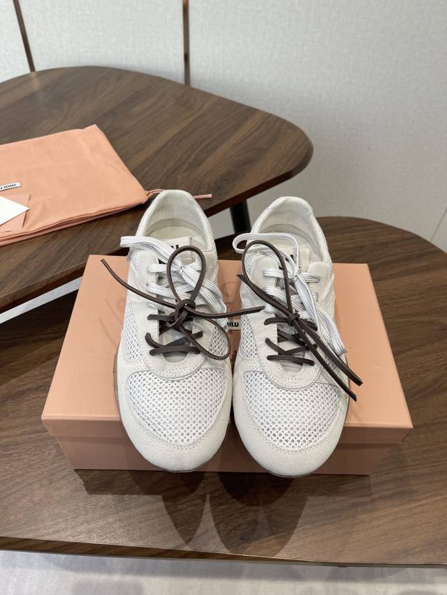 Miu Miu 26Ss 新色 春夏新款走秀玛丽珍款德训 休闲鞋 DDD 秀场工艺来自Miu Miu系列的细节特写 新季的潮流要素一 DDD 与此刻挚爱的概念，