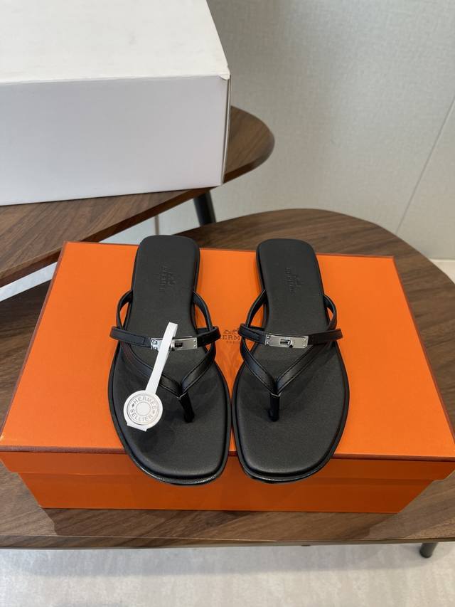官网同步飞机盒包装 Hermes26Vs早春新款夹趾凉拖系列 DDD HermèS 飞溅色彩.最新春季新增色情侣半拖，♀都市风格 Wellington成为时尚亮