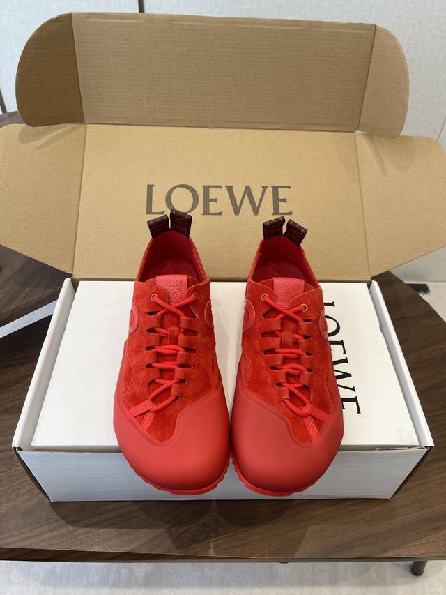 Loewe26Ssflow Runner系列攀岩风运动鞋休闲鞋 DDD 采用专业攀岩鞋的圆润鞋头、全包橡胶鞋头设计，兼具复古户外感与现代极简美学，辨识度极高。搭