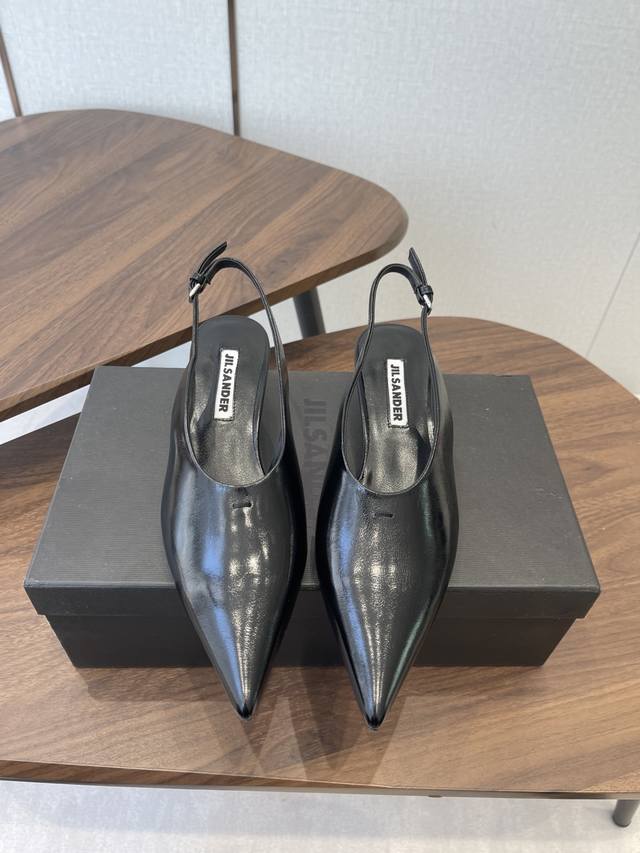 Jilsander 26Ss 春夏个性潮流新品 正品购入开发、完美复刻一比一做法 DDD 经典的线条设计、炒鸡百搭的一款夏季单品， 网红博主小姐姐们的挚爱，社交