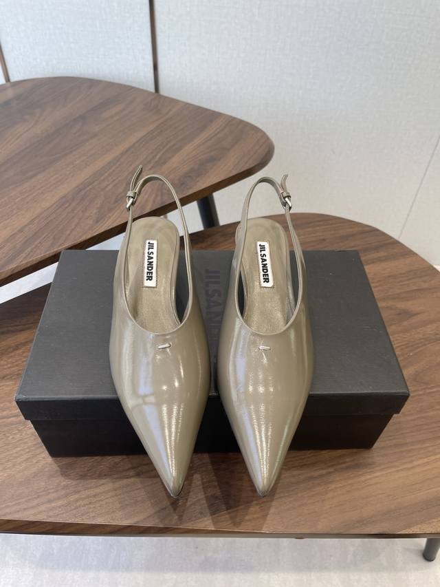 Jilsander 26Ss 春夏个性潮流新品 正品购入开发、完美复刻一比一做法 DDD 经典的线条设计、炒鸡百搭的一款夏季单品， 网红博主小姐姐们的挚爱，社交