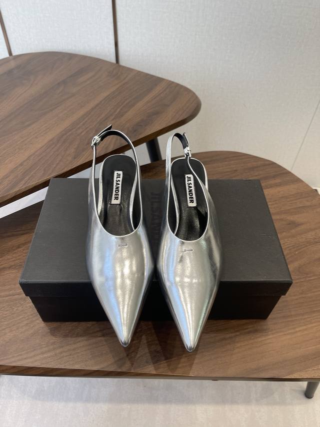 Jilsander 26Ss 春夏个性潮流新品 正品购入开发、完美复刻一比一做法 DDD 经典的线条设计、炒鸡百搭的一款夏季单品， 网红博主小姐姐们的挚爱，社交