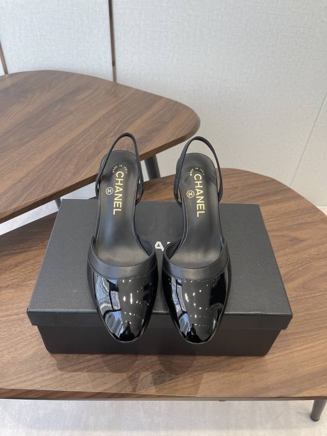 Chanel 香奈儿 25Ss 春夏秀款中空凉鞋 DDD 第一眼看上就被种草了根据天气变化自由穿搭！套上袜套春夏秒变可爱单鞋！秒变魔法公主 DDD 鞋面采用进口