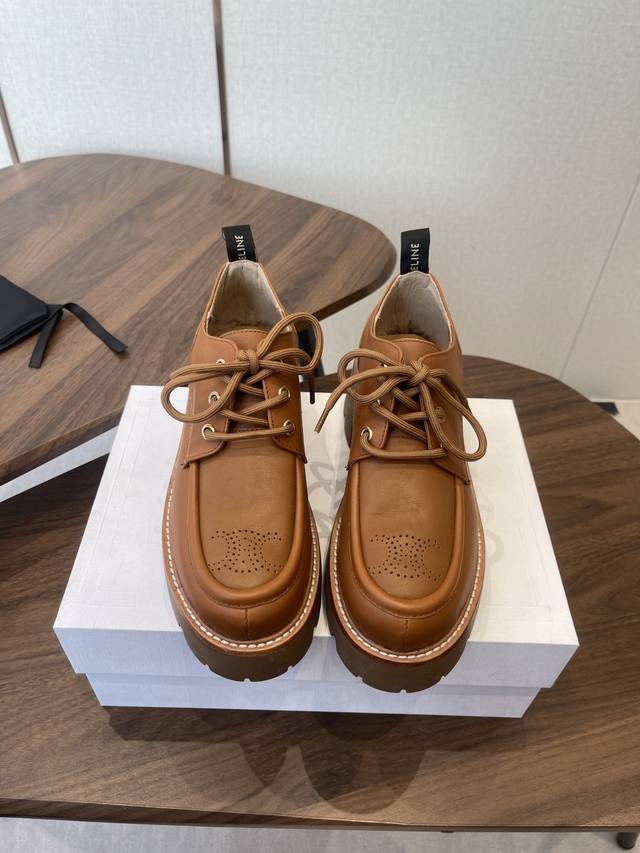 Celine乐福鞋 25Ss 秋冬 最新爆款 赛琳真的是开了挂、太有特色了 DDD 今年必须要入手一双Celine乐福鞋 ，复古风经典款 超级百搭 简单大气 D