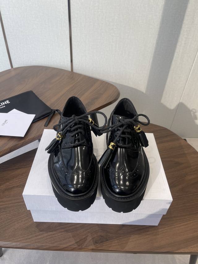 乐福鞋 25Ss 秋冬 最新爆款 赛琳真的是开了挂、太有特色了 DDD 今年必须要入手一双Celine乐福鞋 ，复古风经典款 超级百搭 简单大气 DDD 无论裙