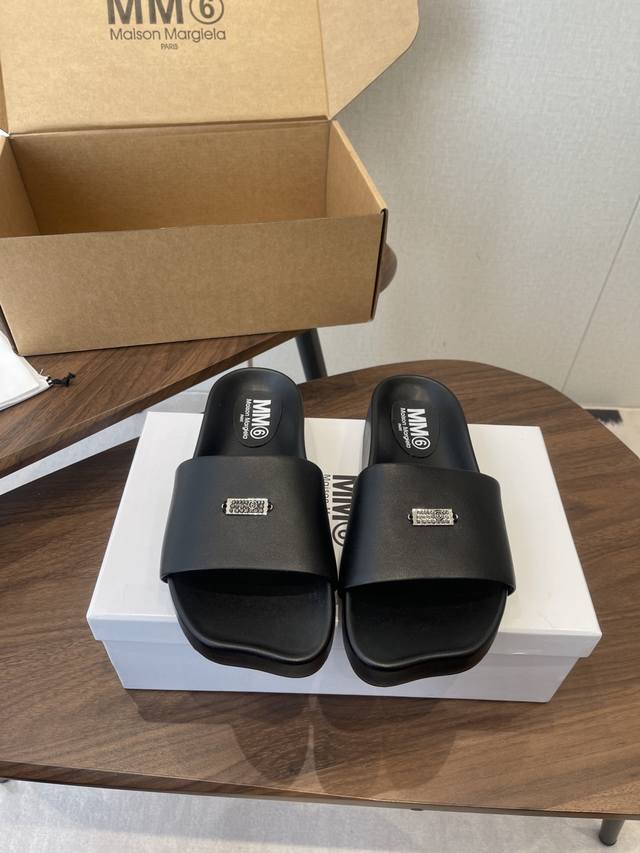Maison Margiela26Ss厚底平头皮革拖鞋 DDD 采用经典的单条宽带设计，无多余装饰，线条利落，适配多种穿搭风格。穿脱便捷，平底设计提升日常穿着舒
